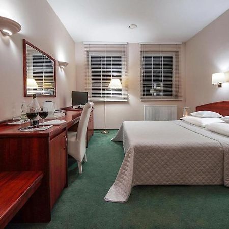 Hotel Sara Koło Dış mekan fotoğraf