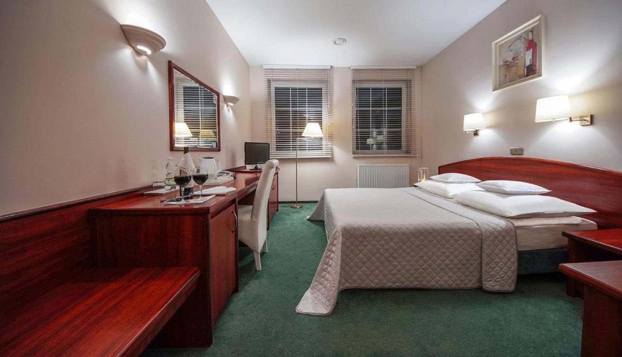 Hotel Sara Koło Dış mekan fotoğraf